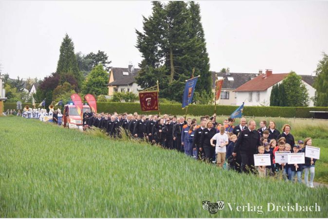 Festzug zum 90-j&auml;hrigen Bestehen: &Uuml;ber 100 Wehrleute und zahlreiche Abordnungen der Wickerer Vereine beteiligten sich.?(Fotos: R. D&ouml;rh&ouml;fer)

&nbsp;