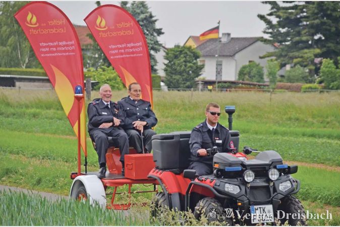 Einen Ehrenplatz w&auml;hrend des Festzuges gab es f&uuml;r die beiden &auml;ltesten Wickerer Mitglieder der Wickerer Feuerwehr.

&nbsp;