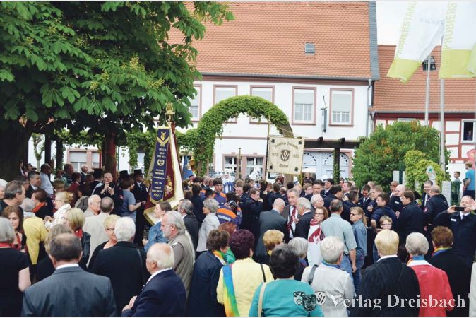 Am Tor zum Rheingau hatten sich vor dem Festzug zur Goldbornhalle zahllose Wehrangeh&ouml;rige und Gratulanten versammelt.

&nbsp;