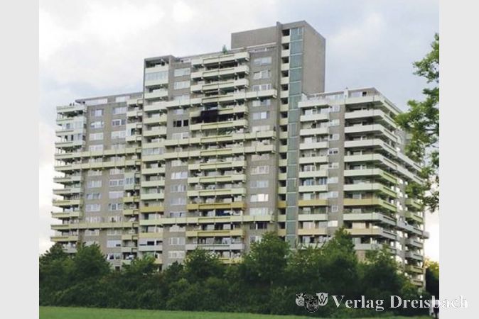 Nach dem Einsatz: Auch aus der Ferne sind die Spuren des Brandes deutlich am Balkon zu erkennen. (Fotos: Feuerwehren der Stadt Hattersheim)

&nbsp;