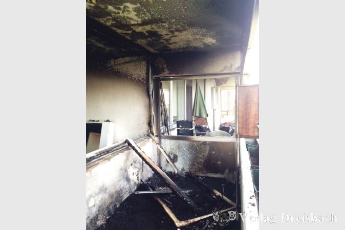 Alle Scheiben im Wohnzimmer sind geplatzt. Auch die Nachbarwohnung wurde durch das Feuer in Mitleidenschaft gezogen.

&nbsp;