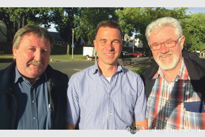 Der 1. Vorsitzende Udo Kraft (l.) und Fraktionsvorsitzender Albrecht Marufke (r.) freuen sich, dass die Freien W&auml;hler mit Rolf Leinz einen eigenen Kandidaten in die B&uuml;rgermeisterwahl am 6. Dezember schicken k&ouml;nnen.?(Foto: privat)

&nbsp;