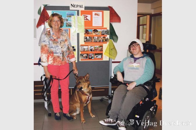 Lehrerin Dr. Gabriele S&ouml;hling erz&auml;hlte den Sch&uuml;lern von ihrer Zeit in Nepal. Daraufhin wurde eine Spendenaktion f&uuml;r die Erdbebenregion ins Leben gerufen, f&uuml;r die beispielsweise die Sch&uuml;lerin Sandra Ichtendriz (r.) mit dem Keyboard in der Idar-Obersteiner Innenstadt Musik spielte. Mit auf dem Bild ist auch Mickey, der Hund, den Gabriele S&ouml;hling aus Nepal mitbrachte.&nbsp;&nbsp; &nbsp;?(Foto: privat)

&nbsp;