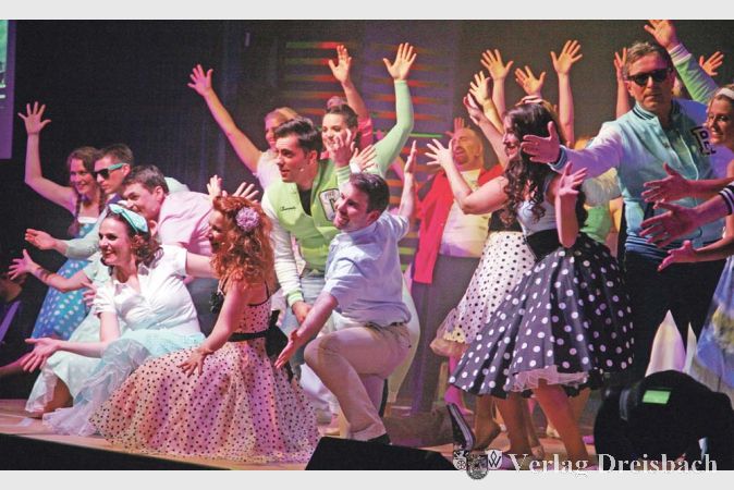 &bdquo;Grease&ldquo; wurde vor allem 1978 als Kinofilm bekannt, existiert aber bereits seit 1971 als Musical, das allerdings wiederum im Sommer 1959 spielt. Jedenfalls mittlerweile auch schon ein historischer Stoff.

&nbsp;