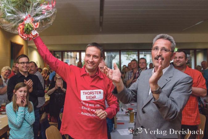 Gro&szlig;e Gesten kann er schon mal: Thorsten Siehr brachte bei der Nominierungsversammlung der SPD alle Mitglieder hinter sich und darf sich am 6. Dezember um die Nachfolge von Richard von Neumann (r.) bewerben.?(Foto: privat)

&nbsp;