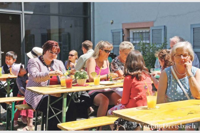 Bei wunderbarem Wetter, gutem Essen und k&uuml;hlen Getr&auml;nken lie&szlig; es sich auf dem Gemeindefest der Hattersheimer Katholischen Gemeinde gut aushalten.&nbsp;(Fotos: A. Kreusch)