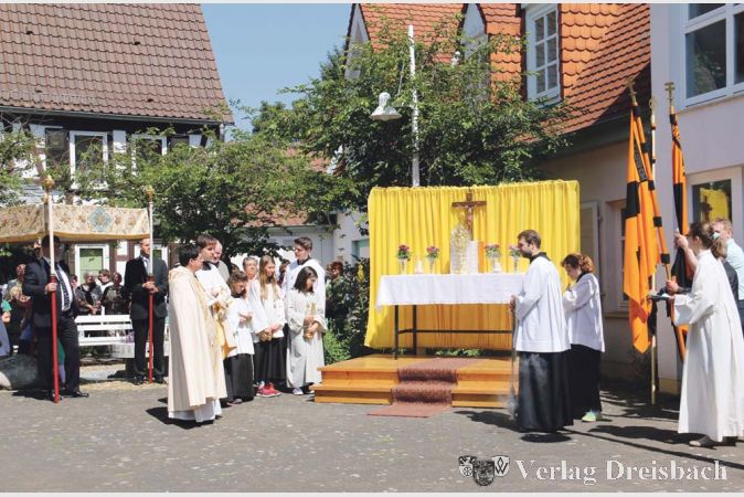 Im Hof der Altm&uuml;nsterm&uuml;hle hatten auch in diesem Jahre wieder die Hattersheimer Kolpingfamilie und die KAB einen Altar zur Fronleichnamsprozession aufgebaut.