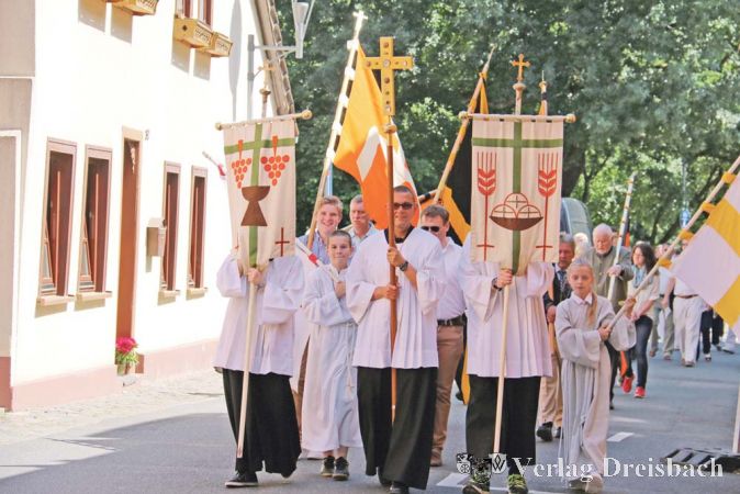 In einer feierlichen Prozession zogen die Mitglieder der katholischen Kirchengemeinde St. Martinus am Fronleichnamstag durch die Stra&szlig;en der Stadt.