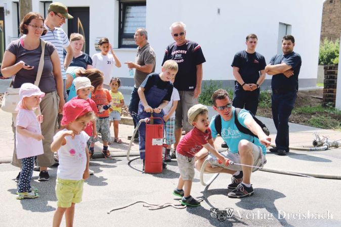&bdquo;Da auf die Flasche musst du noch zielen!&ldquo; &ndash; Vater und Sohn machen die gemeinsamen Feuerwehrspiele ganz offensichtlich sehr viel Spa&szlig;!

&nbsp;