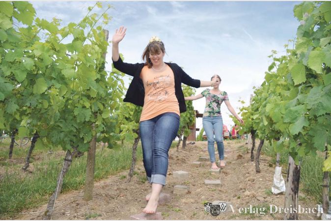 Weinberge erleben &ndash; mit dem Barfu&szlig;pfad der Wickerer Winzer eine besondere M&ouml;glichkeit. Auch die Weink&ouml;nigin Jennifer Flick und die Weinprizessin Marie Langer nutzten die Gelegenheit.
(Fotos: R. D&ouml;rh&ouml;fer)