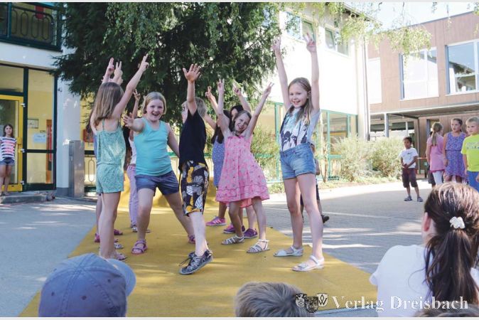 Die Klasse 3 a hatte den schulinternen Tanzwettbewerb gewonnen und durfte ihre eigene Choreographie auf dem Riedschul-Fest stolz vorf&uuml;hren.