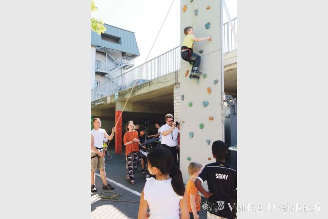 Die &bdquo;Nordwand&ldquo; zum Klettern war eine der Attraktionen auf dem Sommerfest der Riedschule.
(Fotos: A. Kreusch)