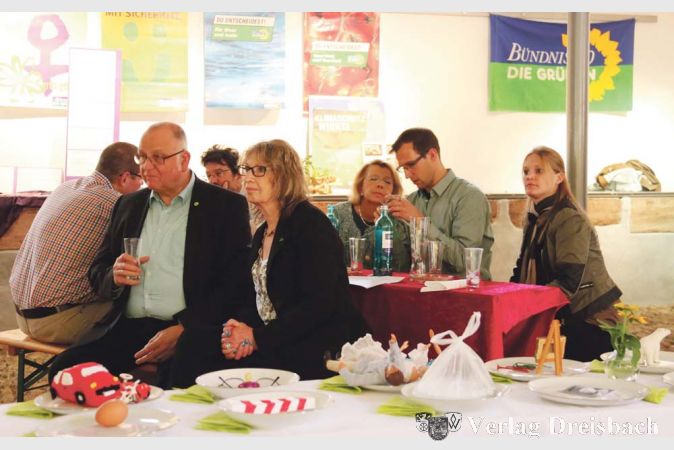 Der Gr&uuml;ne Landtagsabgeordnete Frank Kaufmann und die Hattersheimer Fraktionsvorsitzende Hedi Bender (beide mit dunklen Jacken), im Vordergrund der &bdquo;Politische Tisch&ldquo;.