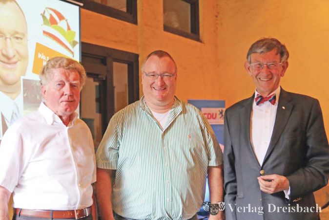 Von links nach rechts: G&uuml;nter Tannenberger, CDU-B&uuml;rgermeisterkandidat Klaus Schindling und MdB Prof. Dr. Heinz Riesenhuber.
(Foto: A. Kreusch)