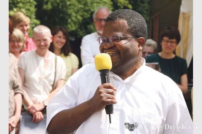 So haben ihn die Katholiken der Mainspitze kennen und sch&auml;tzen gelernt: Abb&eacute; Corneille Mbadu verspr&uuml;hte auch bei seiner Abschiedsfeier im Rahmen des Pfarrfests gute Laune und zeigte viel Talent zu spontanem Humor.
(gus/Fotos: Steinacker)