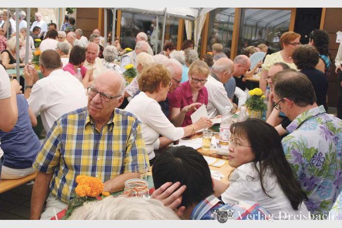Unter dem Schutz der Pavillons dr&auml;ngten sich am Sonntagnachmittag die Pfarrfestbesucher, die der Verabschiedung des Pfarrvikars lauschen wollten.