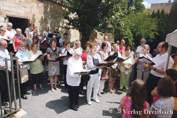 Zum &bdquo;Mainspitzenchor&ldquo; fand sich der Chor und der Seelsorgerat der Pfarrgruppe zusammen, um unter der Leitung von Stefan Finkenauer dem ausgeschiedenen Pfarrvikar passgenaues Kirchenliedgut zu widmen.