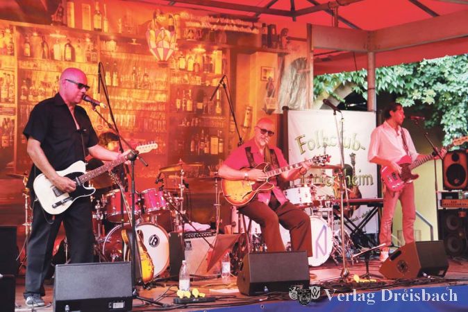 Die weltweit bekannte und mit etlichen Preisen dotierte Band &bdquo;Blues Company&ldquo; rund um den Musikprofessor Todor &bdquo;Toscho&ldquo; Todorovic war das Highlight des Hattersheimer Folk und Blues Festivals am Samstag, 4.7., im Alten Posthof.
(Fotos: A. Kreusch)