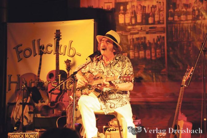 Yannick Monot nahm das Publikum nur mit seinem kleinen Akkordeon, seiner Gitarre oder seiner Mundharmonika mit zu einer Reise rund um die (franz&ouml;sisch singende) Welt.