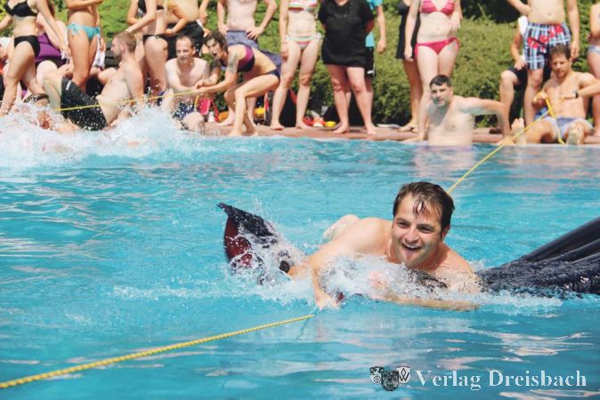 Im Wasser wurde richtig &bdquo;gek&auml;mpft&ldquo; &ndash; es ist gar nicht so einfach, eine Luftmatratze bei sich zu behalten, wenn man es eilig hat.