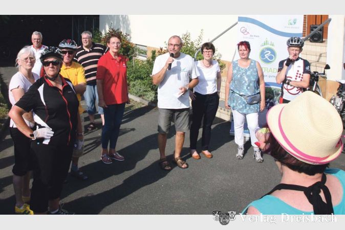 GALB-Chef Wolfgang Bleith (Mitte), dessen Fraktion die Beteiligung Bischofsheims an der Aktion Stadtradeln&ldquo; initiiert hatte, hofft auf rege Aktivit&auml;ten seiner Mitb&uuml;rger bis zum Abschluss der drei Wochen am 21. Juli.&nbsp;&nbsp; &nbsp;