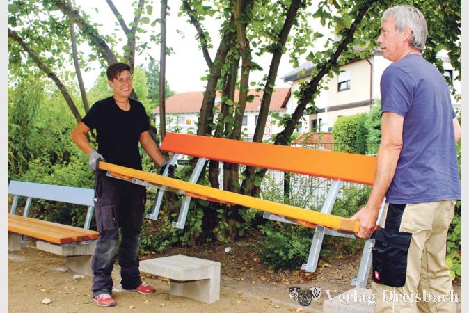Neu von Mitarbeitern des Bauhofs gefertigt: Das Holz der Sitzb&auml;nke f&uuml;r den Spielplatz Klinker stammt aus dem Bischofsheimer Wald.