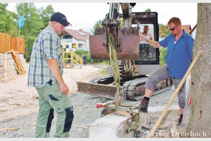 Ma&szlig;arbeit: Steinquader bilden k&uuml;nftig eine Umrandung auf dem Spielplatz Klinker.
(Fotos: Gemeinde Bischofsheim)