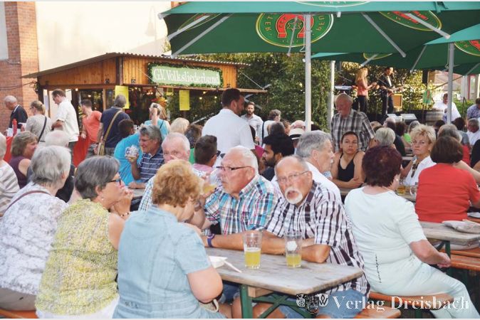 Bei einem k&uuml;hlen Getr&auml;nk und in geselliger Runde lie&szlig; es sich an allen drei Tagen des Sommerfestes bestens aushalten.