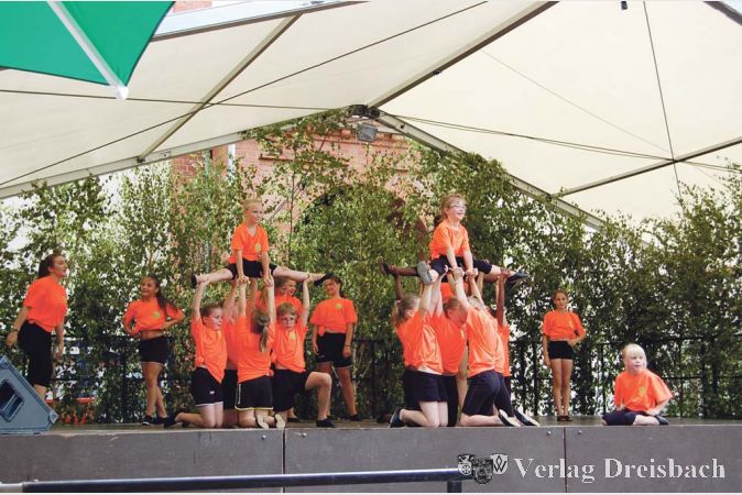 Festb&uuml;hne frei f&uuml;r den Nachwuchs: Die gro&szlig;e Truppe der FNC-Teenies begeisterte durch einen flotten Tanz mit zahlreichen Hebefiguren.