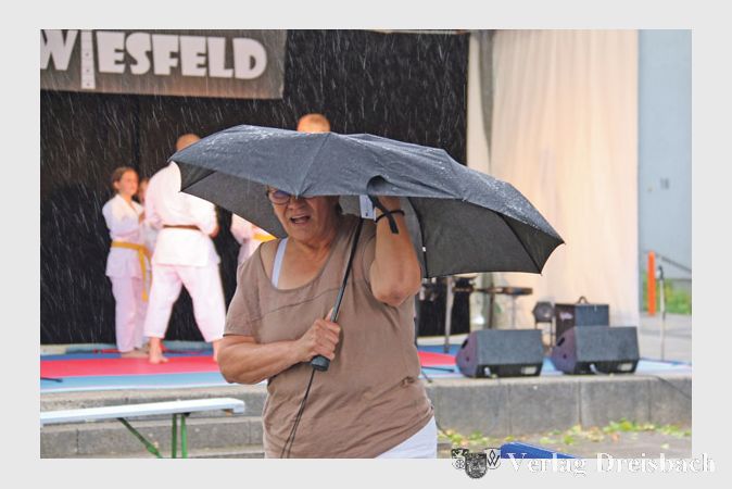 So ein bisschen Regen h&auml;lt die &bdquo;Sachsenh&auml;user&ldquo; nicht vom Feiern ab &ndash; f&uuml;r was gibt es schlie&szlig;lich Schirme?
(Fotos: A. Kreusch)

&nbsp;