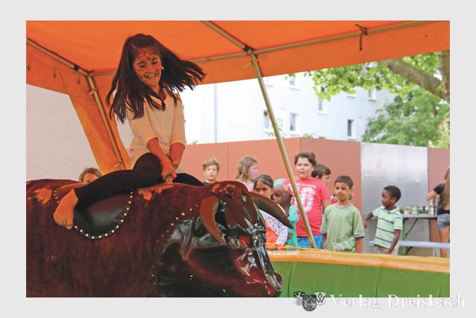 Richtig Spa&szlig; hatten die Kinder beim &quot;Bullriding, dem Ritt auf einem &quot;elektrischen Stier&quot;.