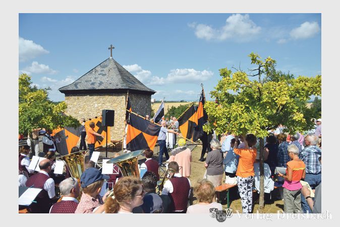 Bannertr&auml;ger der Kolpingfamilien s&auml;umten die von Bundespolizeiseelsorger Christian Preis, Pfarrer Sascha Jung, Pfarrer Markus Schmidt und Diakon G&uuml;nter Seemann gehaltene Messe.