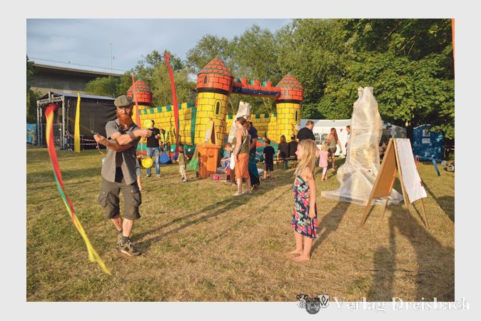 Auch abseits des Musikgeschehens spielte sich einiges ab. So konnten junge Konzertbesucher zum Beispiel auf &ndash; oder besser: in &ndash; einer gro&szlig;en H&uuml;pfburg toben.