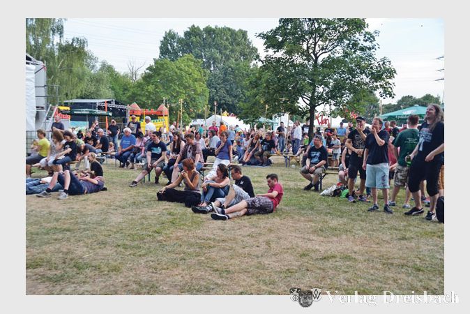 Nicht wenige Festivals kosten erstens Eintritt und werden zweitens bei st&uuml;rmischer Witterung abgesagt. Das blieb (und bleibt) den Besuchern des Open Air in Fl&ouml;rsheim erspart.

&nbsp;