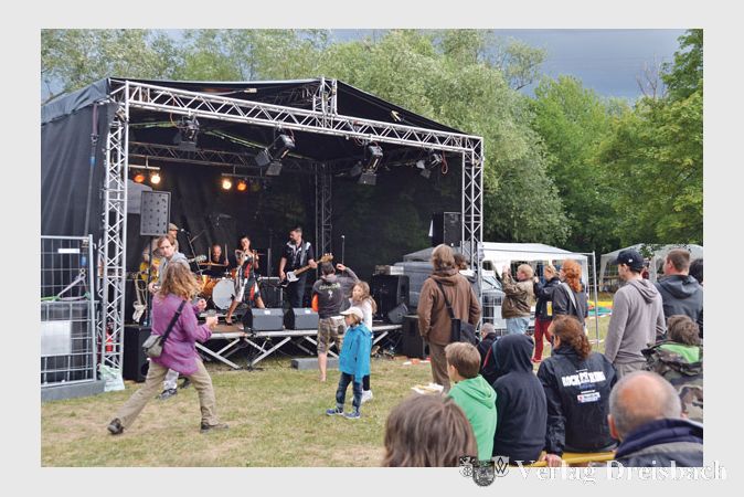 Auf der Seitenb&uuml;hne zeigten sich die Bands &ndash; hier &bdquo;Ruby Shock&ldquo; &ndash; g&auml;nzlich unbeeindruckt vom st&uuml;rmischen Wetter.

&nbsp;