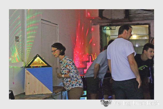 Die leuchtenden und blinkenden Designobjekte, die im Kurs „Indisign-Leuchtskulpturen für die Disco“ unter der Leitung von Kai Wolf während der Jugendkunstwoche entstanden sind, zogen bei der Abschlussausstellung viele staunende Bewunderer in ihren Bann.
