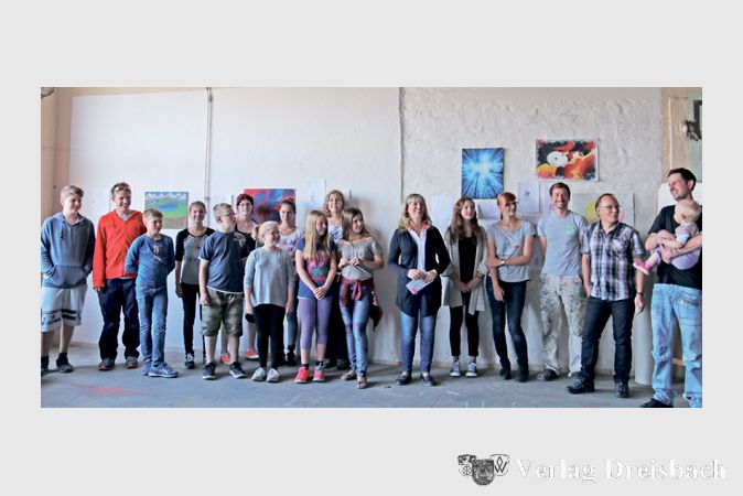 18 Jugendliche lernten viel und hatten viel Spaß bei den diesjährigen Hattersheimer Jugendkunstwochen mit den Phrix-Künstlern Marten Großefeld, Kai Wolf und Clemens Heidolf (von rechts), Bürgermeisterin Köster (6. von rechts) freute sich darüber.
(Fotos: A. Kreusch)