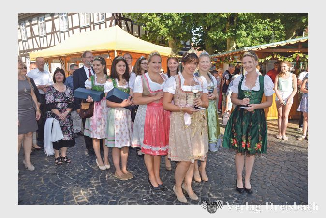 Weink&ouml;nigin Jennifer I. (links vorne) und Weinprinzessin Marie (rechts) er&ouml;ffneten das 42. Wickerer Weinfest mit Unterst&uuml;tzung zahlreicher Rheingauer Weinmajest&auml;ten.