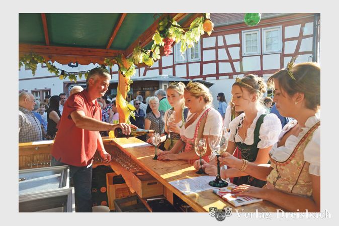 Auch die Weinmajest&auml;ten lie&szlig;en sich die Wickerer Weine schmecken.