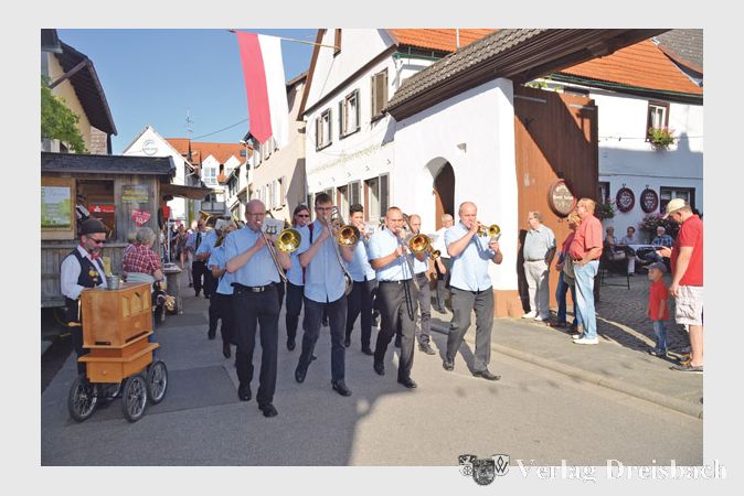Der Musikverein Fl&ouml;rsheim spielte zur Er&ouml;ffnung am Freitag und zum Fr&uuml;hschoppen am Sonntag und trug so dazu ei, dass das Wickerer Weinfest in bester Erinnerung bleiben wird.