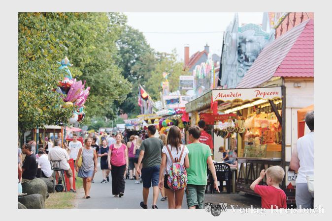 Beliebt: Das Fischerfest zog auch in diesem Jahr wieder viele Besucher an, ganz offensichtlich wollten diese trotz hoher Temperaturen nicht auf den Charme der Veranstaltung im alten Eddersheimer Ortskern verzichten.
(Fotos: A. Kreusch)