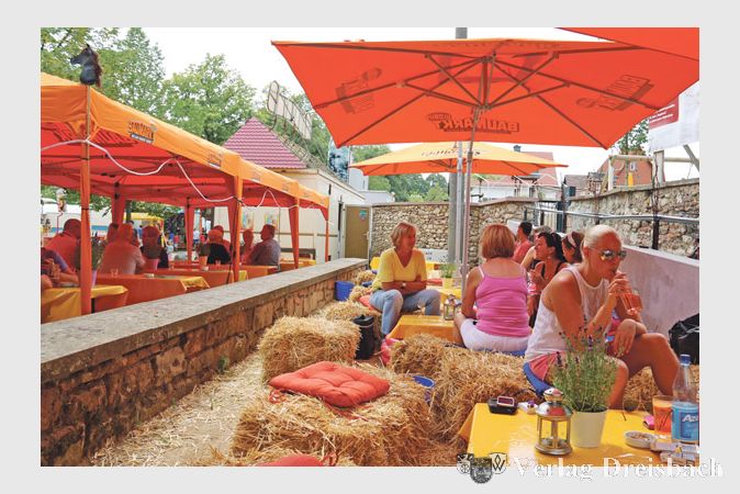 Nat&uuml;rlich: Auf weichen Strohballen konnten die Fischerfestbesucher beim Reit- und Fahrverein Eddersheim Pause vom Festtrubel machen.