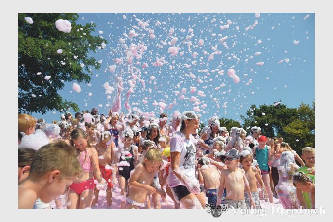 Hinein ins rosa Vergn&uuml;gen: Nicht nur die Kinder hatten jede Menge Spa&szlig; im Badeschaum, f&uuml;r den, wie in jedem Jahr, die Freiwillige Feuerwehr sorgte.
(Fotos: R. D&ouml;rh&ouml;fer)