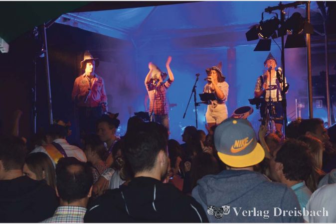 F&uuml;r die 20. Kerb g&ouml;nnten sich die 6091er die achtk&ouml;pfige Band &bdquo;Eine Band namens Wanda&ldquo; und so wurde bis tief in die Nacht ausgiebig gefeiert und getanzt.
(Fotos: R. D&ouml;rh&ouml;fer)