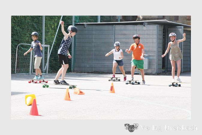 Mit der neuen Generation Skateboards, die flexibler sind und mehr erm&ouml;glichen als die altbekannten Bretter aus den 80er-Jahren, interessieren sich wieder mehr Kinder f&uuml;r diesen Freizeitsport. Die Maxi-Gruppe der Ferienspielkinder durfte sich von Mitarbeitern der &bdquo;School of Skate&ldquo;auf den Longboards schulen lassen.
(gus/Foto:Steinacker)