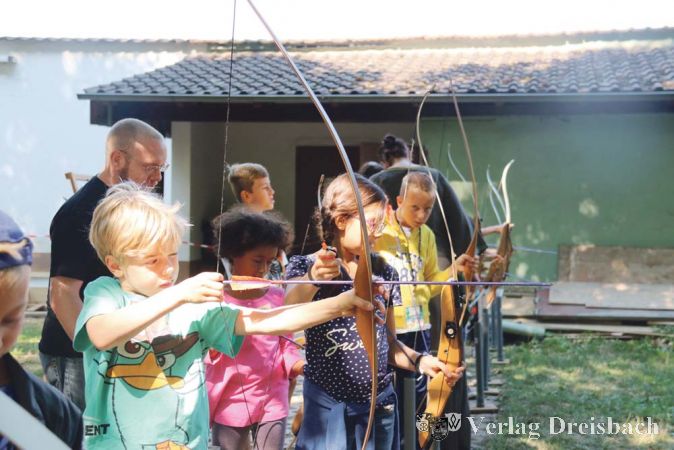 Ruhig und geduldig zielen führt am ehesten zum Erfolg – das lernten die Ferienspielkinder beim „Bogenschieß-Vormittag“ bei den Okrifteler Schützen.