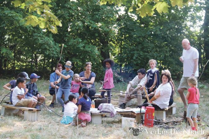 Stockbrot am Lagerfeuer garen – auch das war bei den Okrifteler Schützen für die Ferienspielkinder vorbereitet.
(Fotos: A. Kreusch)