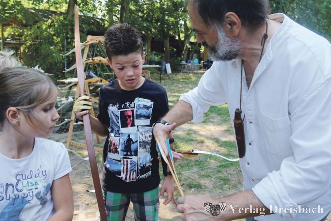 Auch einen &bdquo;Robin-Hood-Pfeil&ldquo; konnte Manfred Brehl den staunenden Ferienspielkindern zeigen: ein nachfolgender Pfeil hat den vorherigen genau getroffen und in der Mitte gespalten.