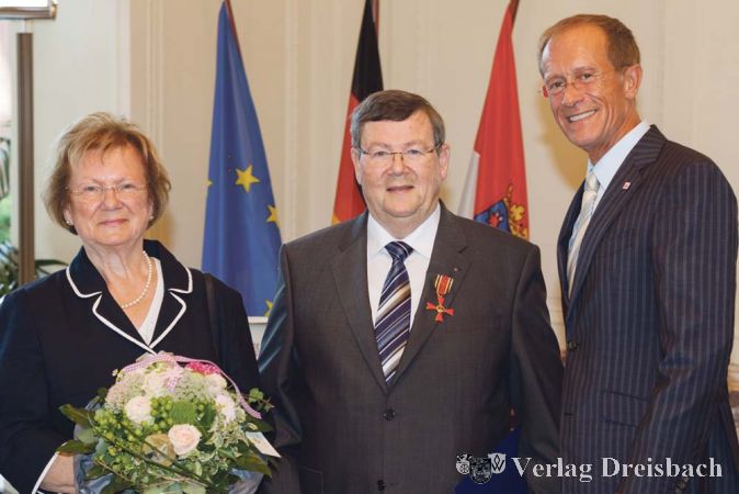 In Vertretung des Bundespr&auml;sidenten ehrte Staatsminister Axel Wintermeyer (rechts) den Fl&ouml;rsheimer Unternehmer Willi Lauck (links neben ihm Ehefrau Elfriede) f&uuml;r seine Verdienste um das Gemeinwohl mit dem Bundesverdienstkreuz.?(Foto: Hessische Staatskanzlei)