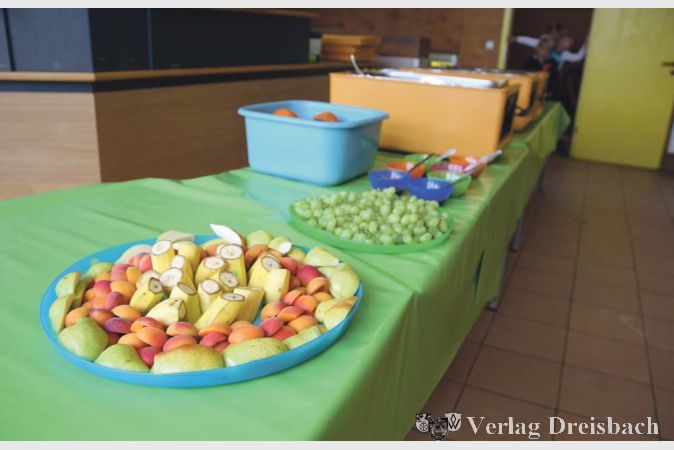 Für das Mittagessen hat die Gemeinde wieder ein Catering aus der Küche der „Altrheinschänke“ eingekauft, frisches Obst gehört immer zum Angebot für die Kinder.
